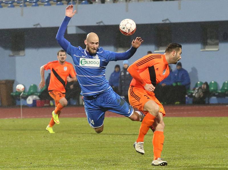 Ústečtí fotbalisté (modří) doma remizovali s Frýdkem 0:0.