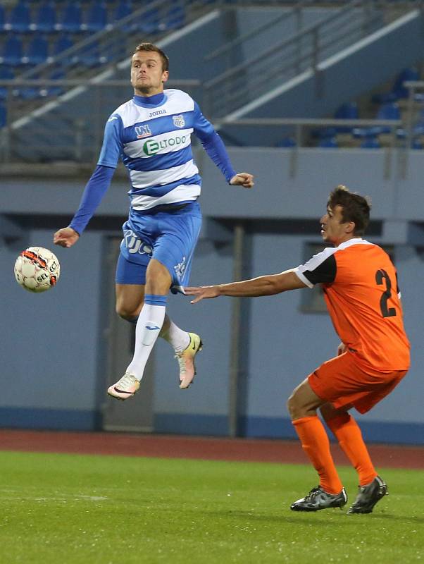 Ústečtí fotbalisté (modro-bílí) doma porazili Vítkovice 2:1.