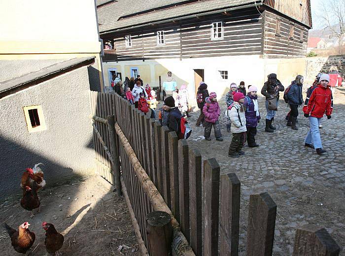 Masopust ve skanzenu Zubrnicích, Nechyběl ani průvod obcí, kdy masky zastavují u domů. 