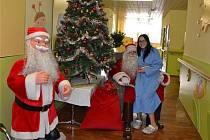 Malé pacienty navštívil Santa Claus.