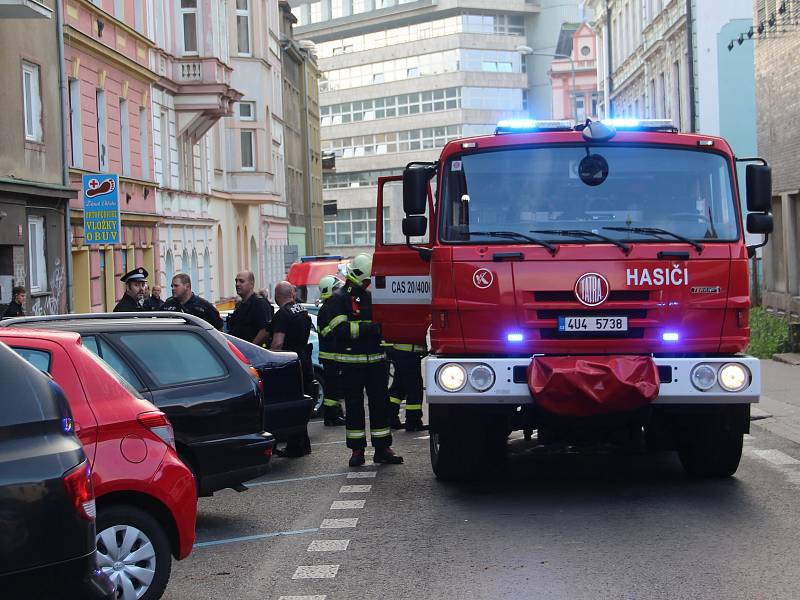 V centru Ústí hořel byt. Obyvatelé domu museli být evakuováni.