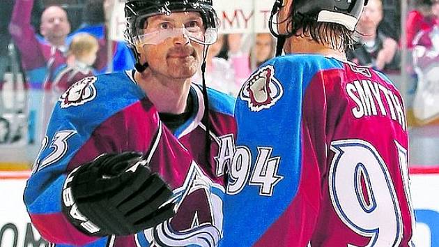 Spoluhráči z Colorada Milan Hejduk (vlevo) a Ryan Smyth si navzájem blahopřejí ke třístým gólům v NHL. 