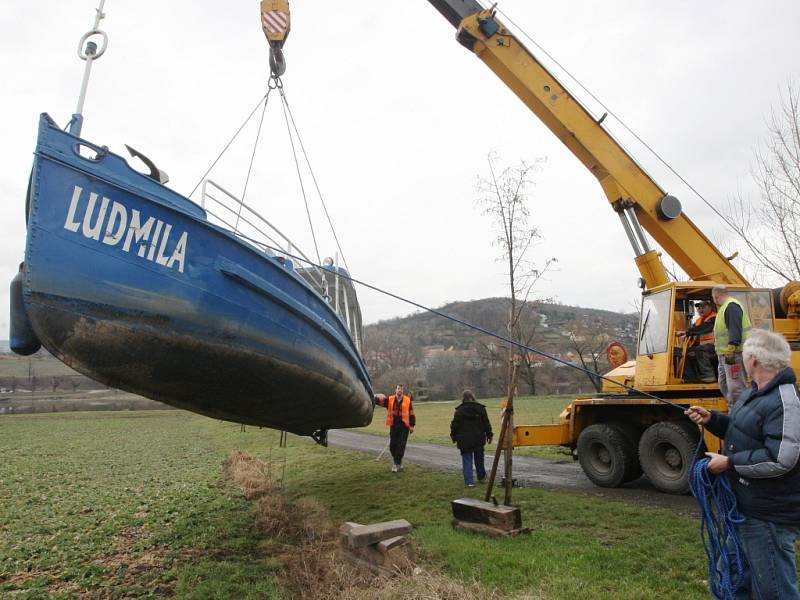 Loď přes řeku přepraví první turisty z Malých do Velkých Žernosek a naopak už tuto sobotu. Víkendový provoz pak od května nahradí celotýdenní.