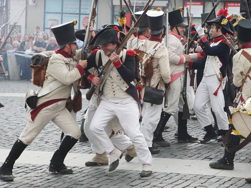 Doslova nacpané Mírové náměstí obsadily historické vojenské jednotky, které předvedly rekonstrukci bojů v době císaře Napoleona. 