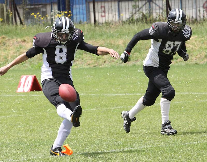 Američtí fotbalisté SC Blades Ústí (černí) doma porazili Hellboys České Budějovice 34:11.