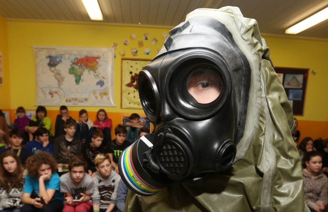 FOTO: Vojáci přivezli do školy masky i gumový oblek - Ústecký deník