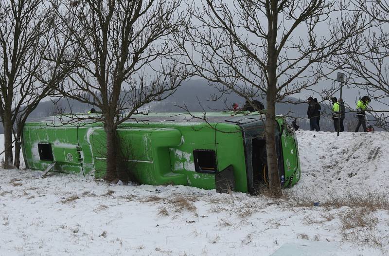 Dopravní nehoda autobusu a dvou osobních aut si vyžádala jeden lidský život a 15 zraněných.