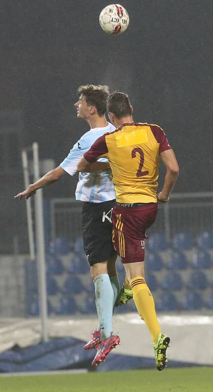 Fotbalisté Ústí (bílo-modří) doma v poháru podlehli pražské Dukle 0:3.