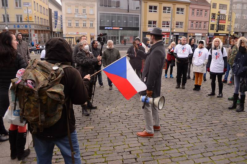 Demonstrace proti vládním protiepidemickým opatřením v centru Ústí nad Labem