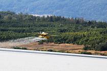 Hasit požár v Českém Švýcarsku pomáhají také speciálně upravená švédská letadla. Pro vodu létají na jezero Milada.