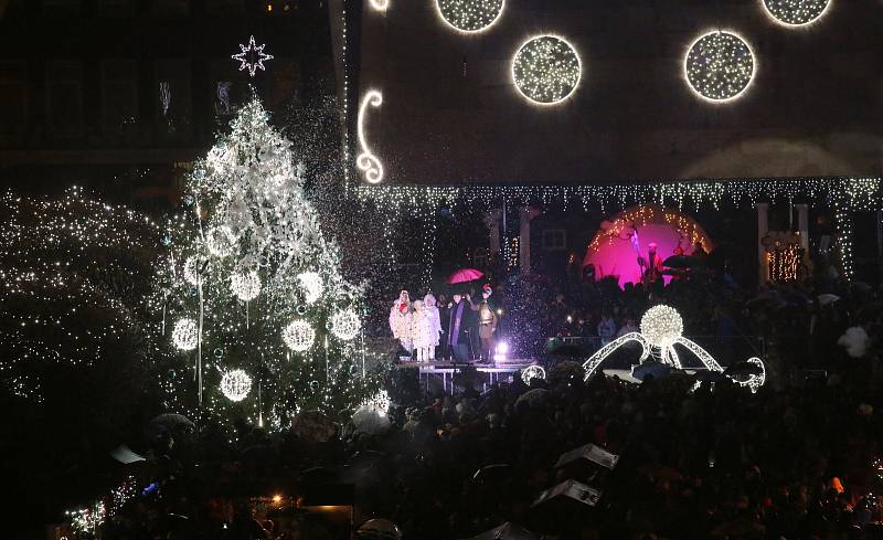 První adventní neděli se na ústeckém Lidickém náměstí rozsvítil vánoční strom a začaly zde vánoční trhy.