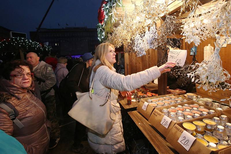 První adventní neděli se na ústeckém Lidickém náměstí rozsvítil vánoční strom a začaly zde vánoční trhy.