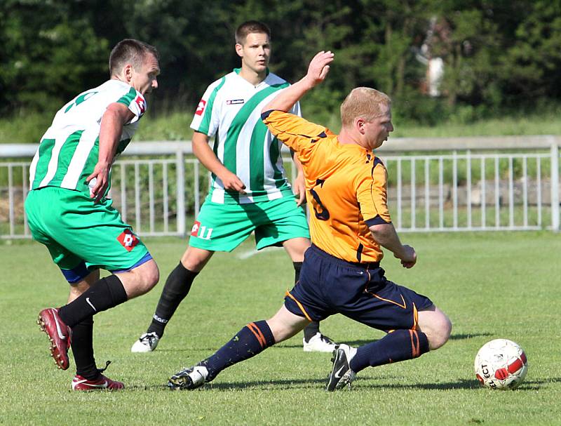 Fotbalisté Libouchce (zeleno-bílé dresy) zvítězili v derby na hřišti Jílového 3:1.