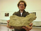 Radoslav Kindl se svým prvním objevem malnickým řasákem se zbytky druhorních zkamenělých lastur. Jejich stáří je asi 145 milionů let.