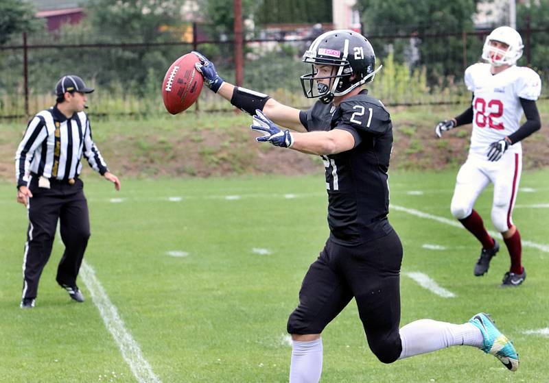 Američtí fotbalisté ústeckých Blades (v černém) vybojovali v domácím utkání postup do Silver Bowlu (finále 2. ligy), když porazili Přerov Mammoths 28:3.