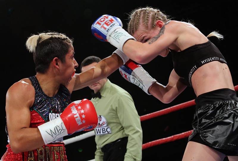 Fabiana Bytyqi (modré rukavice) vs. Maria Soledad Vargas v souboji o titul mistryně světa WBC v atomové váze