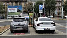 Pomyslnou hitparádu co se počtu dobití elektromobilů u stojanů ČEZ týče, vyhrála suverénně dobíjecí stanice u teplického Kauflandu, kde v 749 případech e-motoristé odebrali 14 257,54 kWh ekologické energie.