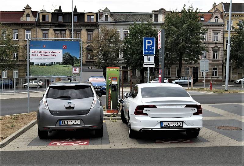 Pomyslnou hitparádu co se počtu dobití elektromobilů u stojanů ČEZ týče, vyhrála suverénně dobíjecí stanice u teplického Kauflandu, kde v 749 případech e-motoristé odebrali 14 257,54 kWh ekologické energie.