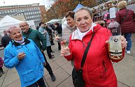 Ochutnávání svatomartinského vína na Lidickém náměstí v Ústí nad Labem.