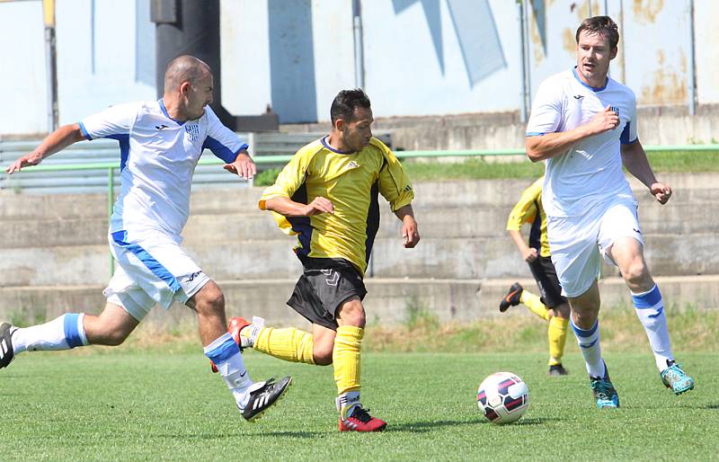 Fotbalisté Trmic (ve žlutočerném) doma smetli Chlumec 9:1.