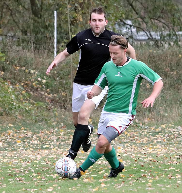 Fotbalisté Chlumce B (v bíločerném) zvítězili v důležitém utkání ve Valtířově 4:1.