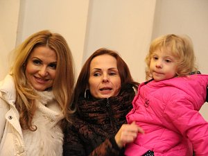 Tříletá Leonka a její dvě dobré víly: vlastní babička z Rumburka a zpěvačka i herečka Yvetta Blanarovičová.