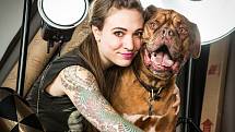 Carli Davidson se svým psím modelem.