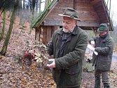 Krmení lesní zvěře se myslivci Bohumír Freiberg a jeho syn Miloslav věnují několikrát týdne. Zásobují krmelce v okolí Liščího kamene nedaleko Libouchce. 