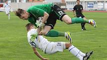 Ústečtí fotbalisté (bílí) doma porazili Sokolov 2:0. 