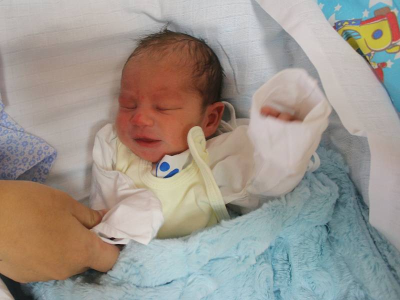 Josef Husák se narodil Marii Husákové z Ústí nad Labem 3. prosince v 16.43 hod. v ústecké porodnici. Měřil 47 cm a vážil 2,49 kg