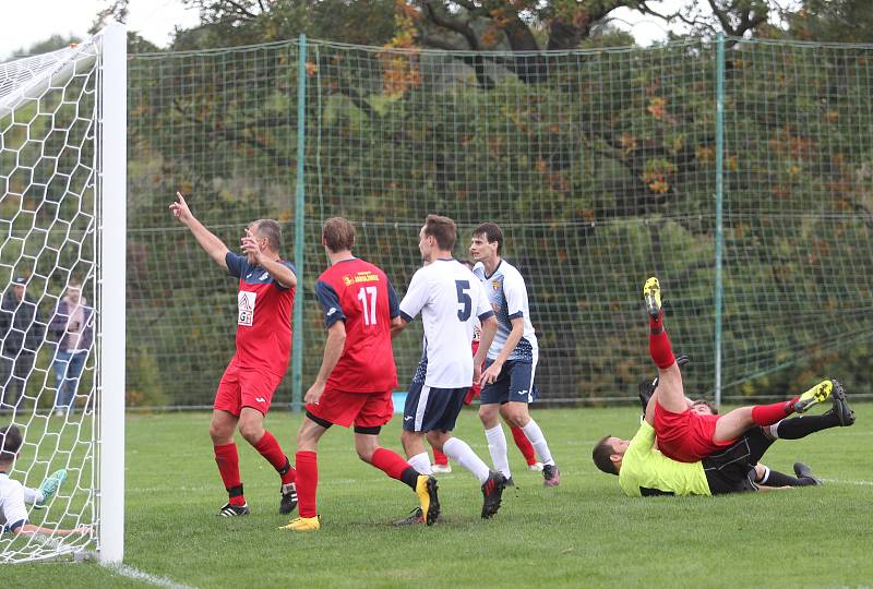 V televizním utkání porazily Hostovice před parádní návštěvou hosty z Chabařovic (červené dresy) 6:1.