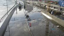 Vzedmutá hladina Labe zaplavila Přístavní ulici.