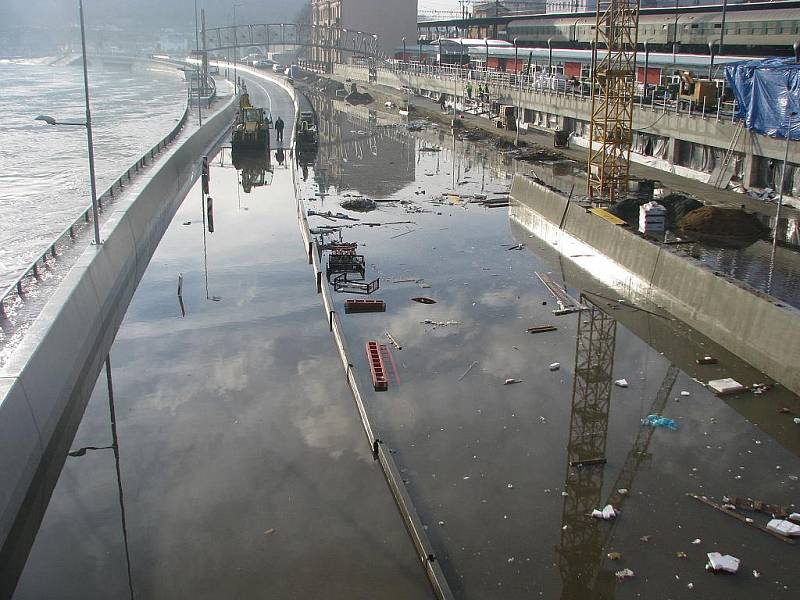 Vzedmutá hladina Labe zaplavila Přístavní ulici.