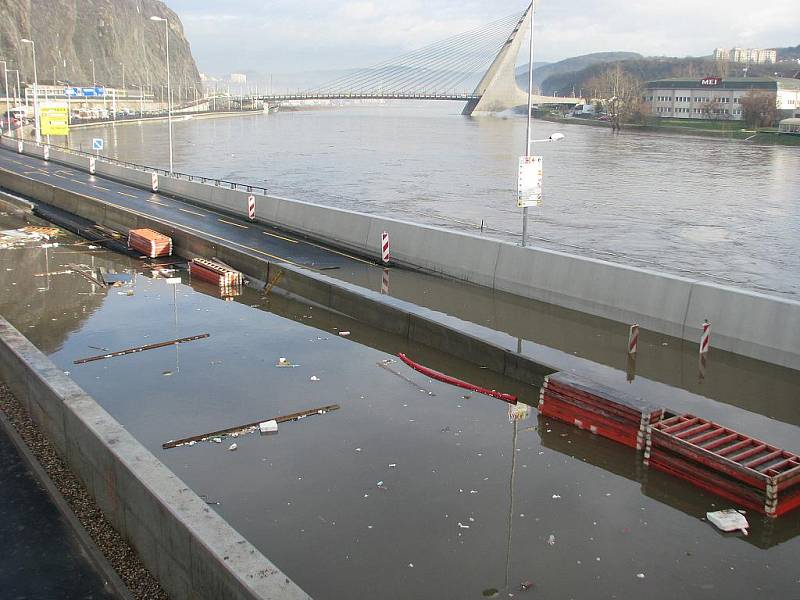 Vzedmutá hladina Labe zaplavila Přístavní ulici.