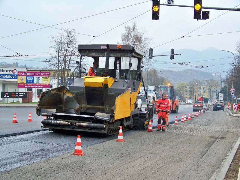 Na opravy se vrhli jak silničáři, tak dopravní podnik. Ti během víkendu odfrézovali a položili nový asfalt v ulici Hoření a vyměnili výhybku trolejového vedení na Elbě.