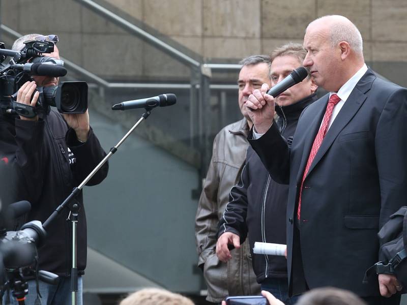 Na příjezd vlády čekali jak horníci, tak odpůrci prolomení limitů těžby hnědého uhlí.