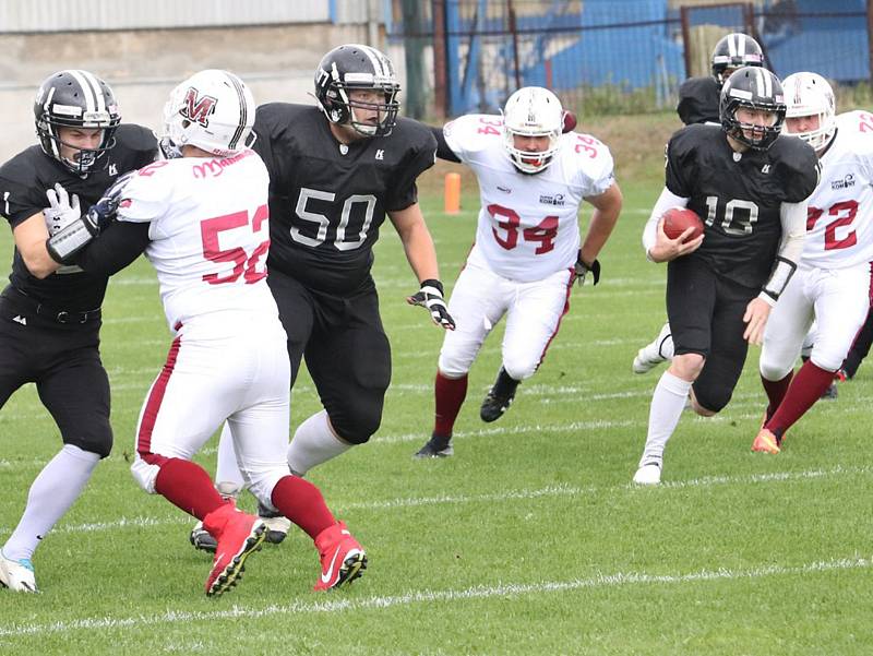 Američtí fotbalisté ústeckých Blades (v černém) vybojovali v domácím utkání postup do Silver Bowlu (finále 2. ligy), když porazili Přerov Mammoths 28:3.