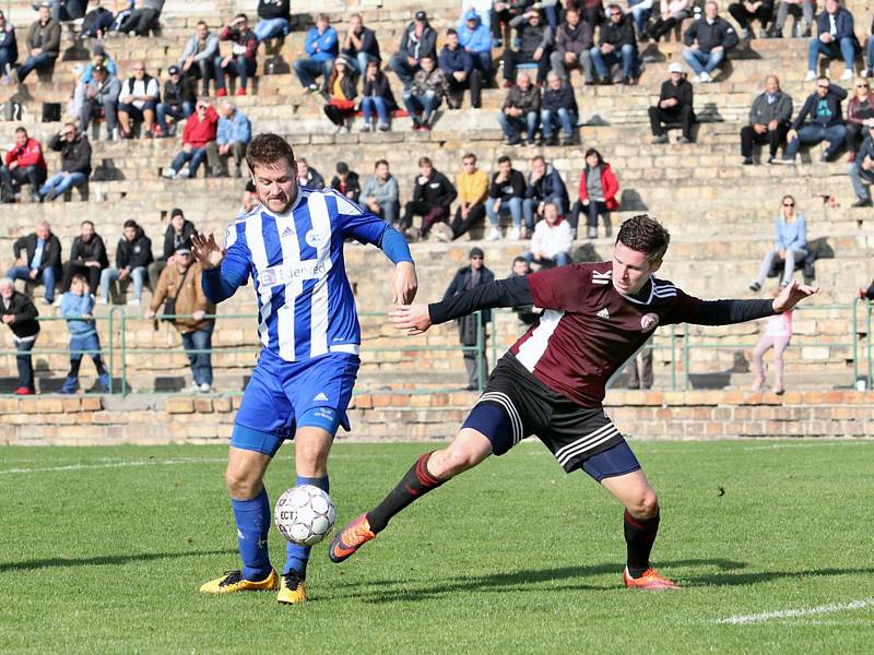 Fotbalisté Neštěmic (v tmavém) porazili ve šlágru 9. kola I. A třídy Roudnici 3:0.