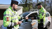Dopravně bezpečnostní akce probíhala ve středu 17. dubna v Ústí nad Labem - Vaňově. Dopravní policisté rozdávali střízlivým řidičům nealko pivo.