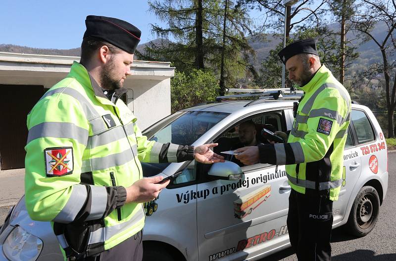 Dopravně bezpečnostní akce probíhala ve středu 17. dubna v Ústí nad Labem - Vaňově. Dopravní policisté rozdávali střízlivým řidičům nealko pivo.