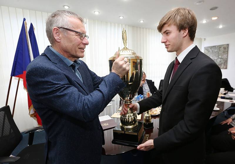 Sportovcem Ústeckého kraje za měsíc únor se stal Matěj Ščerba. Pohár pro vítěze mu předal ústecký primátor Petr Nedvědický