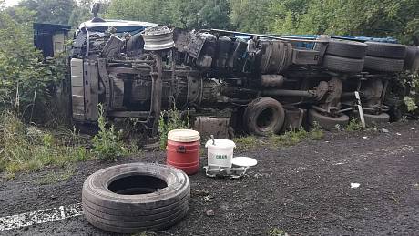 Dopravní nehoda nákladního a osobního auta u Přestanova.
