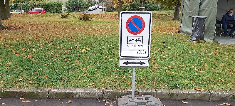 Lidé v karanténě mohou odvolit ve volebním drive-in na parkovišti u ústeckého zimního stadionu