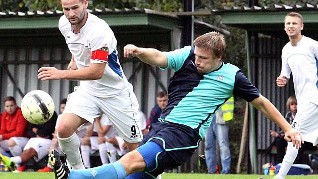 Fotbalisté Neštěmic (bílí) doma prohráli s Kadaní 0:4.