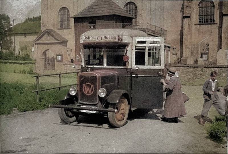 Historická autobusová linka spojující Lipovou (Spansdorf) s Ústím (Aussig) v polovině třicátých let 20. století. Autobus stojí před lipovským Kostelem sv. Martina. V pozadí je ještě vidět později zrušený hřbitov.