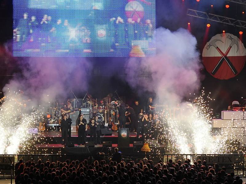 Takovou show nabídli „čeští Pink Floyd“ Praze. Do Bíliny na ně je lístek za 250 Kč (TicketPortal.cz; Informační centrum Bílina) a na místě za 300 Kč.