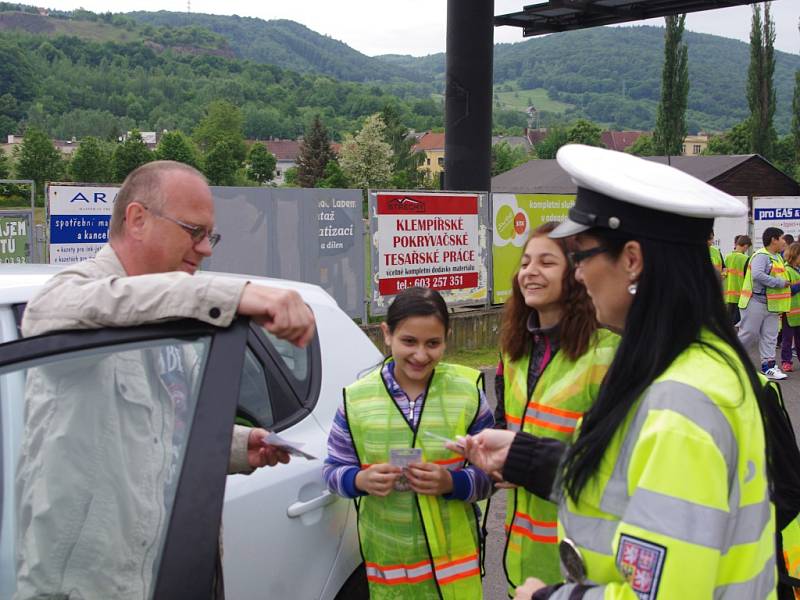 Školáci přihlíželi policejní kontrole, děkovali slušným řidičům a kárali ty špatné.