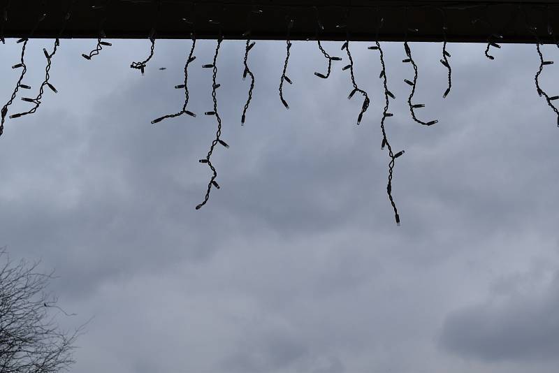 Ústí nad Labem se připravuje na Vánoce. Na Mírovém náměstí už je osazený strom a na Lidickém nachystané stánky.