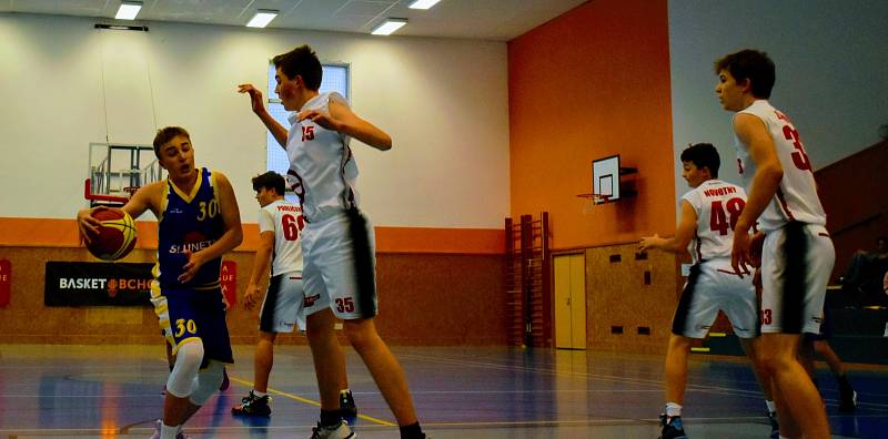 Basketbalisté Slunety Ústí nad Labem do 14 let vyhráli na hřišti Tygrů Praha 74:72.