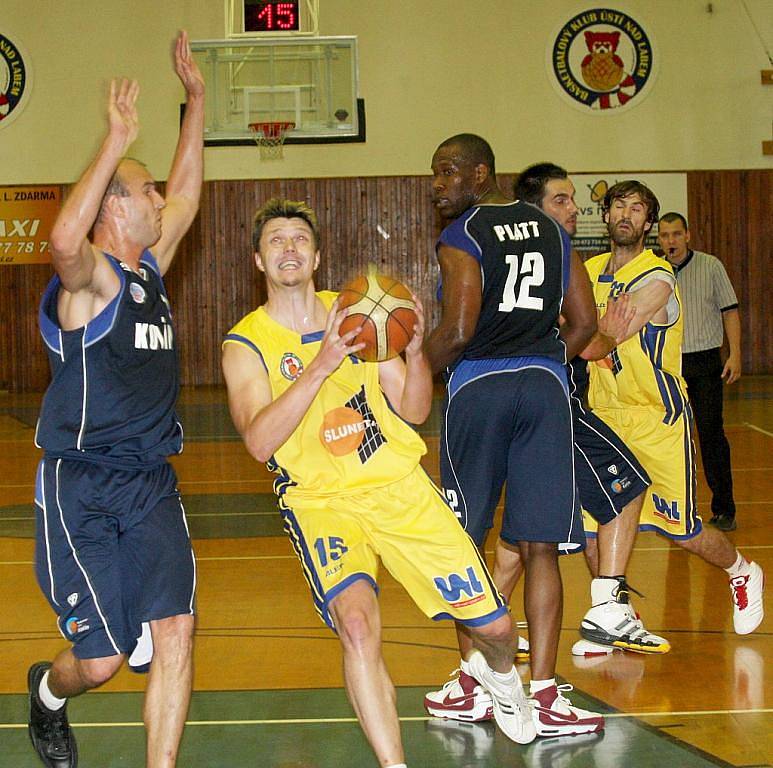 Ve sportovní hale v Klíši přivítali basketbalisté Ústí (ve žlutém) soupeře z Kolína.